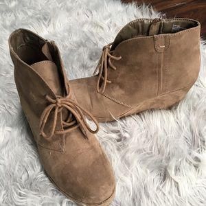 Brown suede wedges with laces